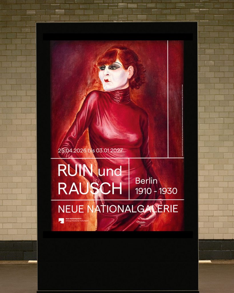 Werbegrafik im U-Bahnhof. Anita Berber-Motiv als Citylight-Poster in LEuchtrahmen. Rot gekleidete Frau, dazu Titel Ruin und Rausch