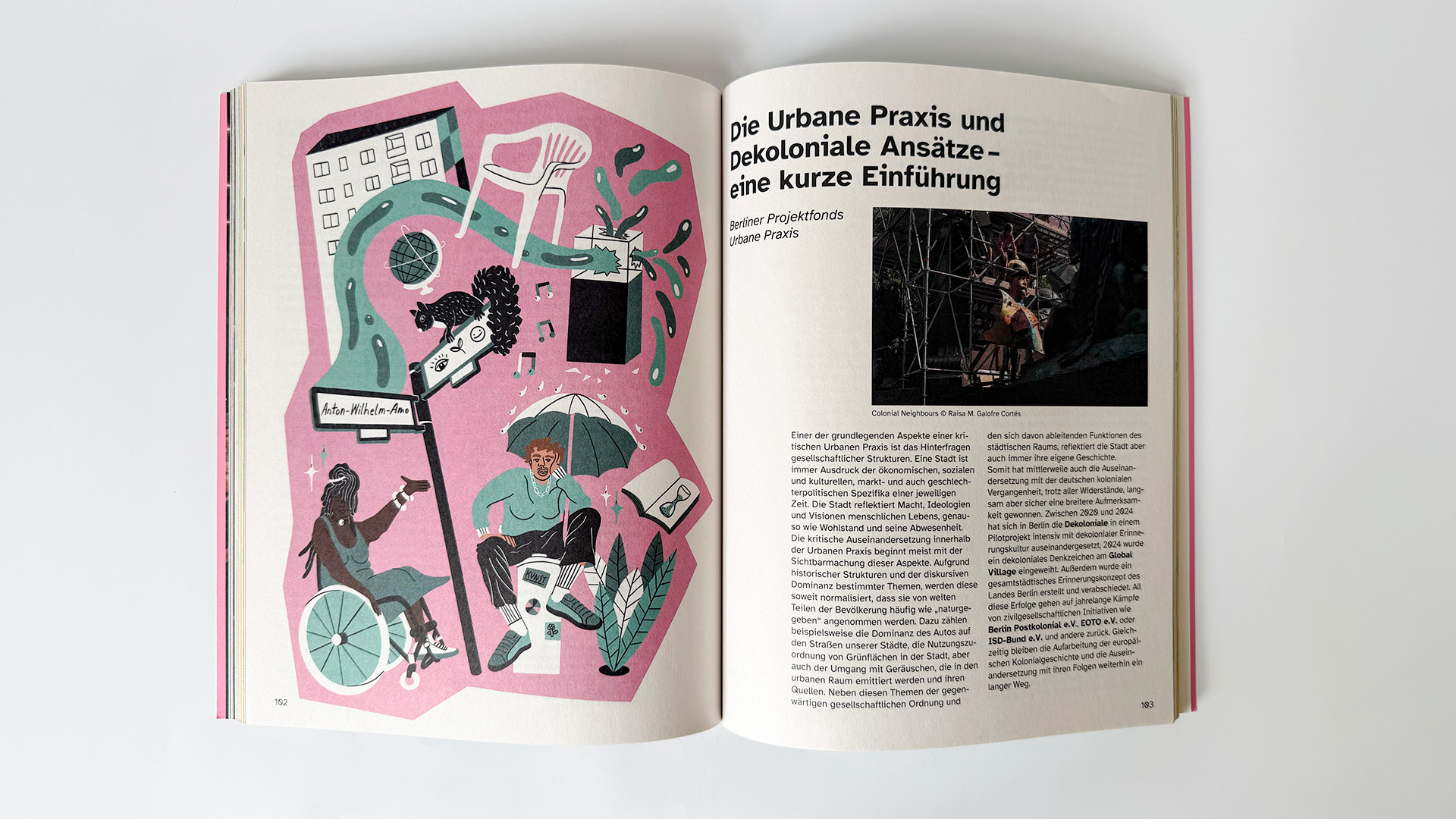 Aufgeschlagene Doppelseite des stadt_formen Dossiert. Links eine Illustration, rechts ein Artikelbeginn mit Bild