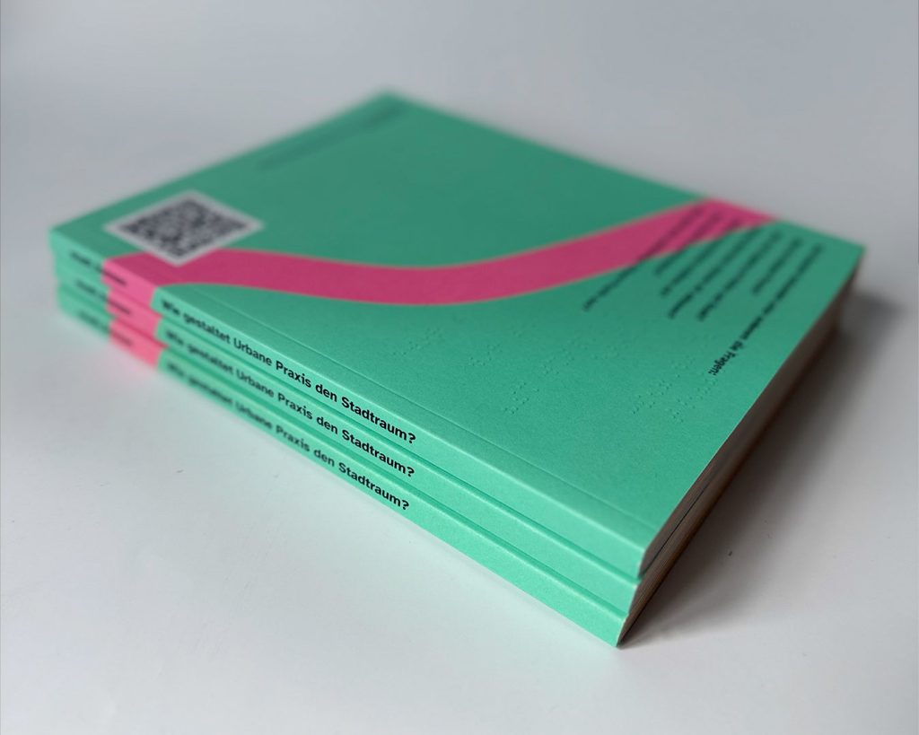 Stapel von drei Ausgaben des stadt_formen Dossiers. Mintgrüner Umschlag mit pinker Form ähnlich eines Flussverlaufs. Schwarze Typografie.