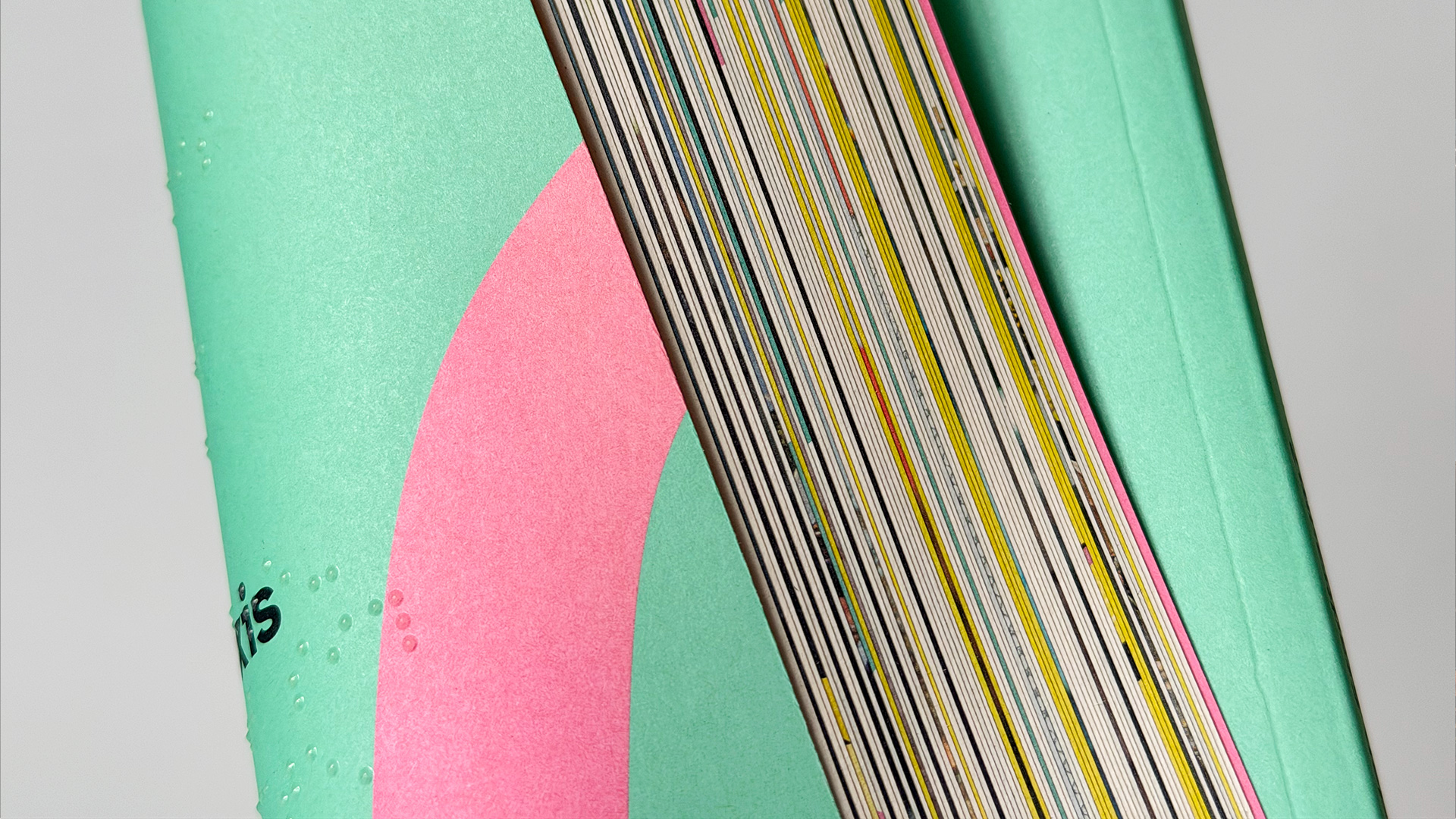 stadt_formen Dossier von der Seite aufgerollter Umschlag in Mintgrün und Pink. 